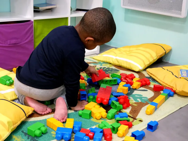 Un enfant joue aux briques de construction
