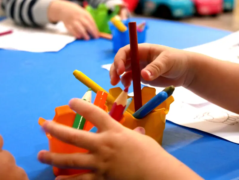 Des petites mains choisissent des crayons