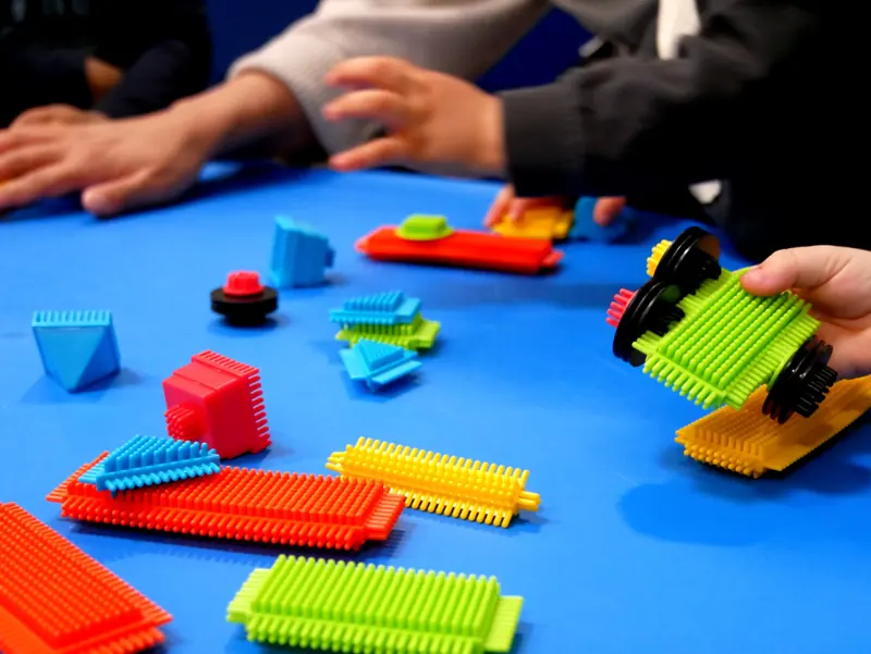 Des jeux de construction sur la table