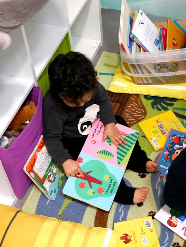 Un enfant découvre un livre
